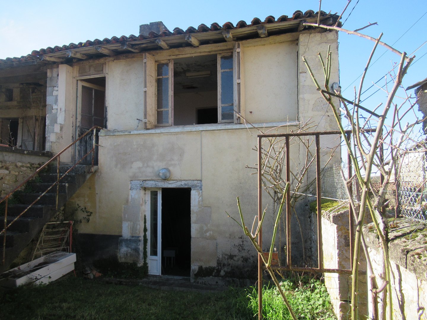 Maison à rénover à SALLES-DE-VILLEFAGNAN (16700) - 3011434172