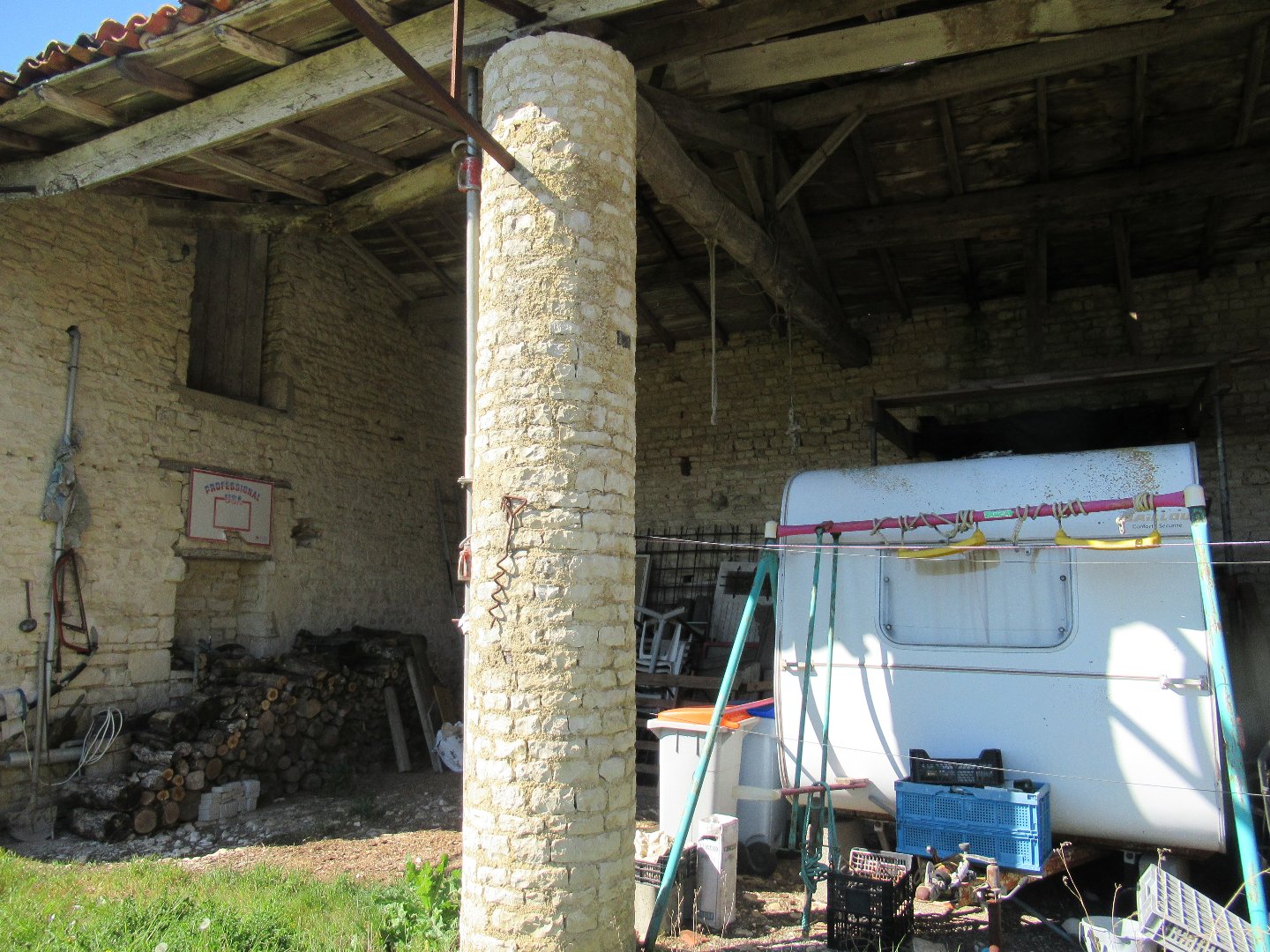 Maison à rénover à SAINT-SEVERIN-SUR-BOUTONNE (17330) - 3011432115