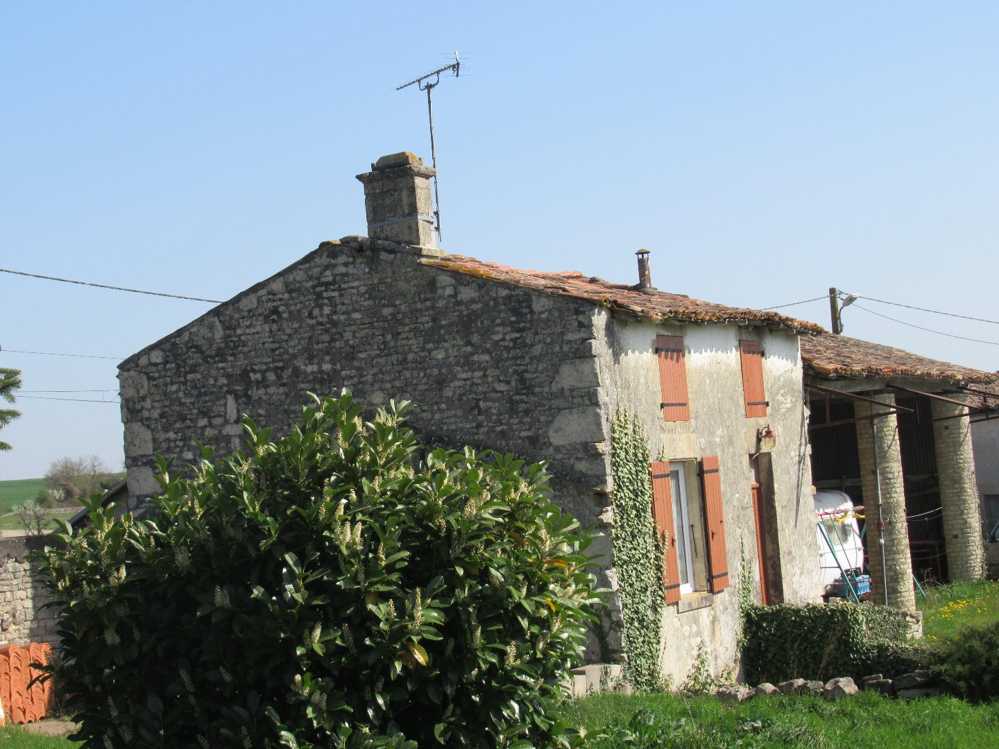 Maison à rénover à SAINT-SEVERIN-SUR-BOUTONNE (17330) - 3011432115